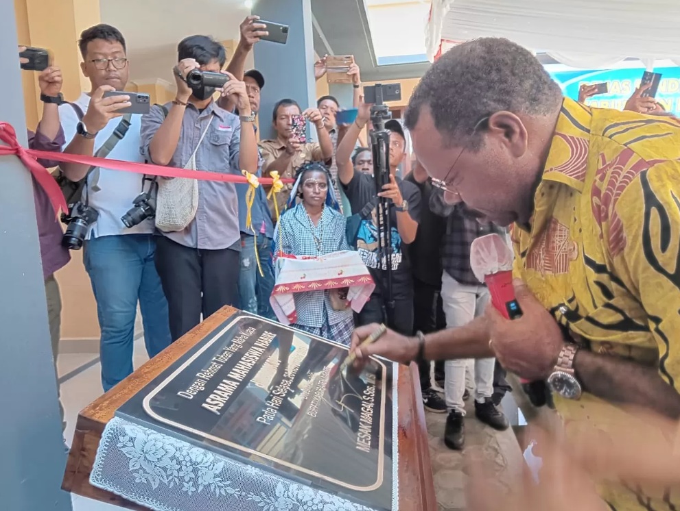 Tidak Hanya Retorika di Podium, Bupati Mesak Resmikan Asrama Mahasiswa yang Ketiga